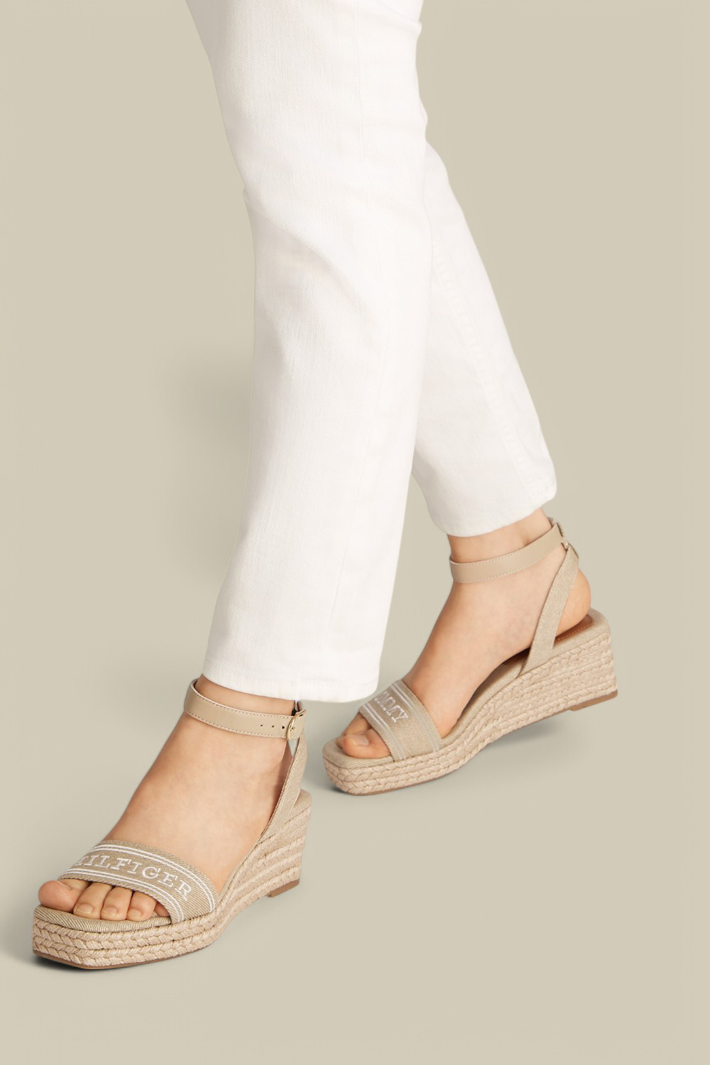 תמונת כל הלוק של סנדלי עקב אספדריל